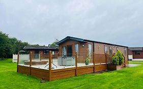 Meadows Lodge With Hot Tub