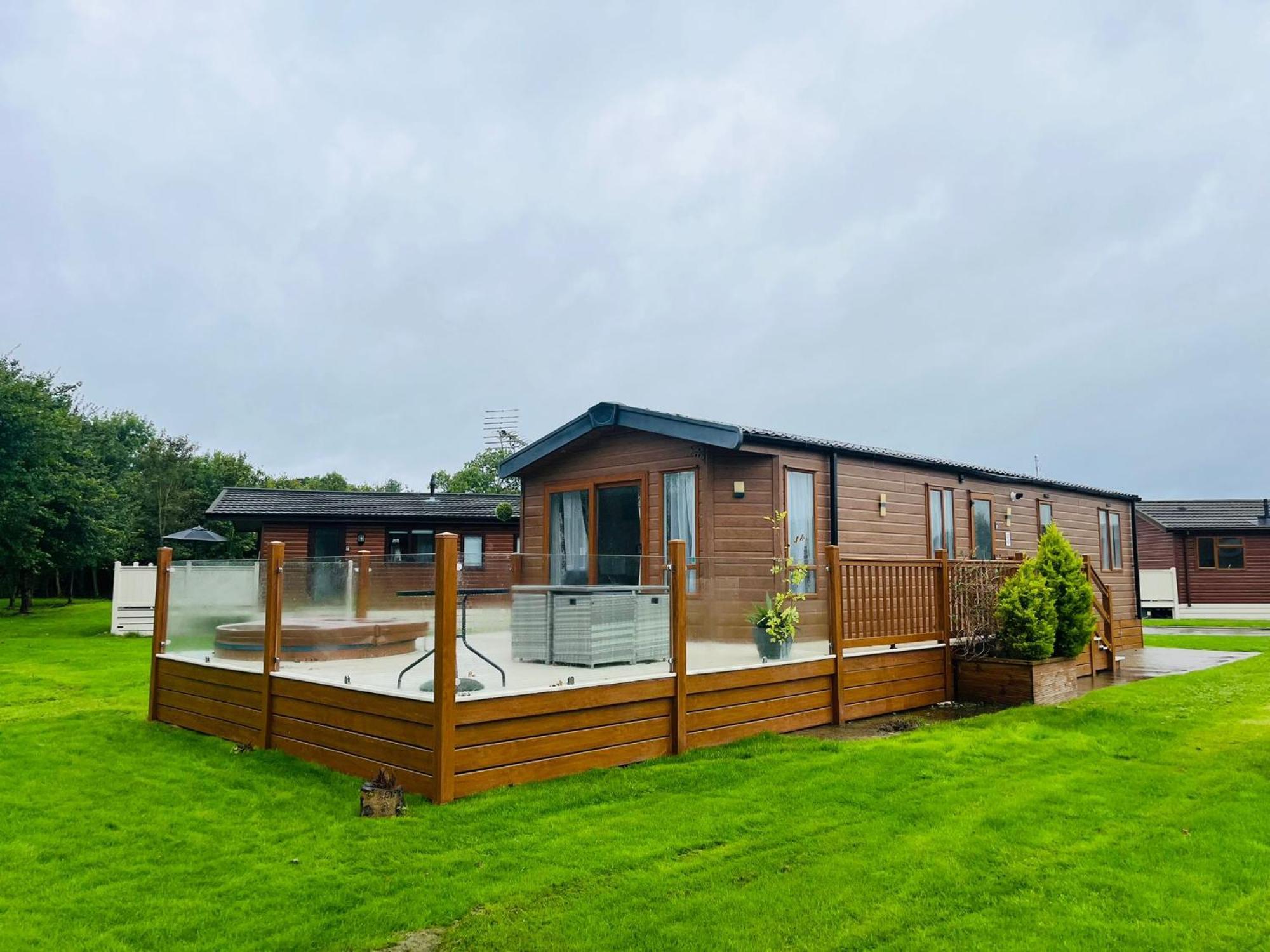 Meadows Lodge With Hot Tub Malton Exterior photo